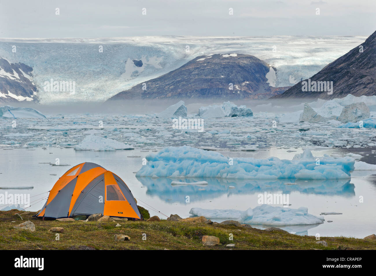 Zelt mit Blick auf die kontinentalen Eisschild, Johan Petersen Fjord, Ostgrönland, Grönland Stockfoto