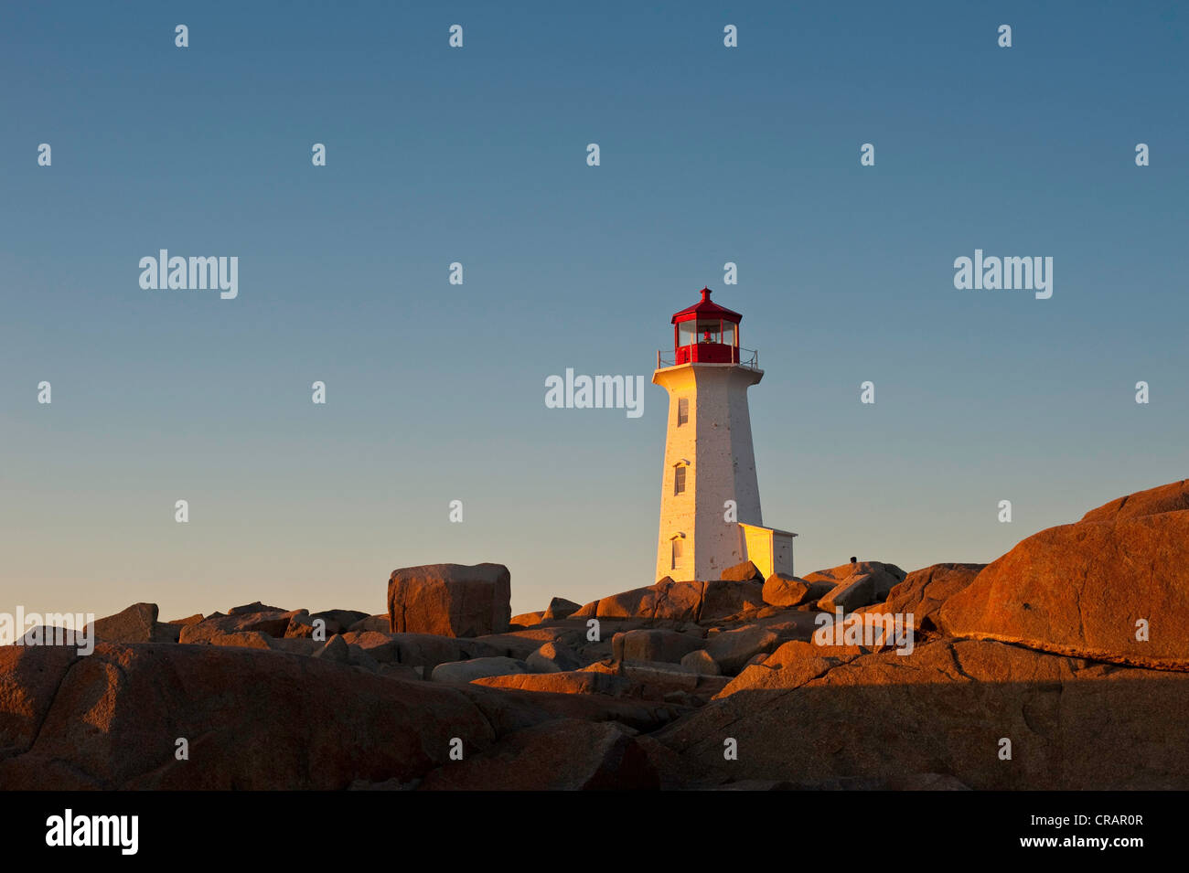 Der Leuchtturm in Peggys Cove Nova Scotia Kanada mit Sedimentgesteinen bei Sonnenuntergang am St. Margarets Bay, st. Margarets bay Stockfoto