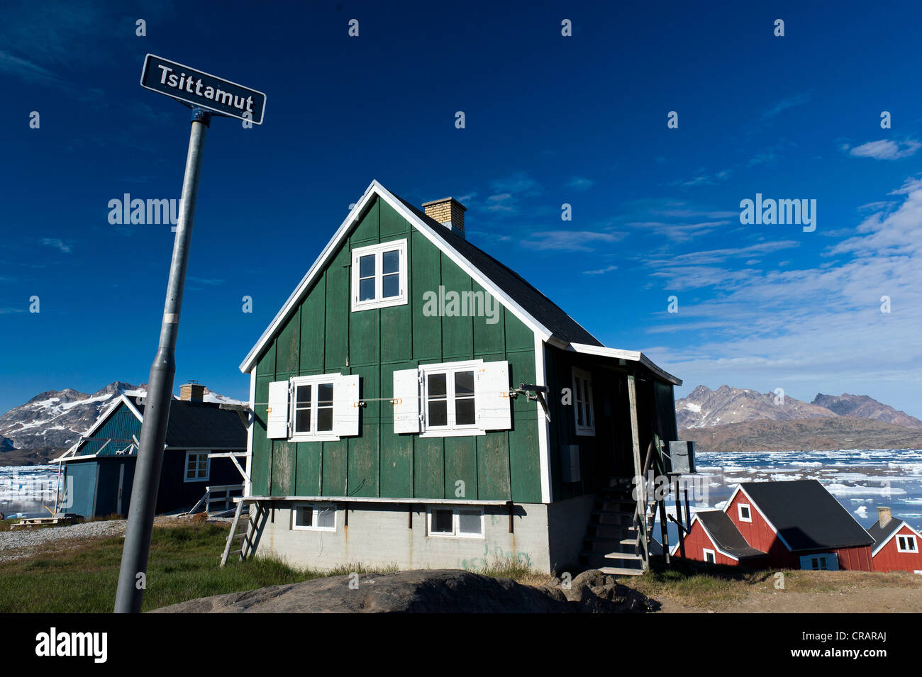 Straße Zeichen und grünen Haus in Tasiilaq, Grönland oder Ammassalik, Ostgrönland, Grönland Stockfoto