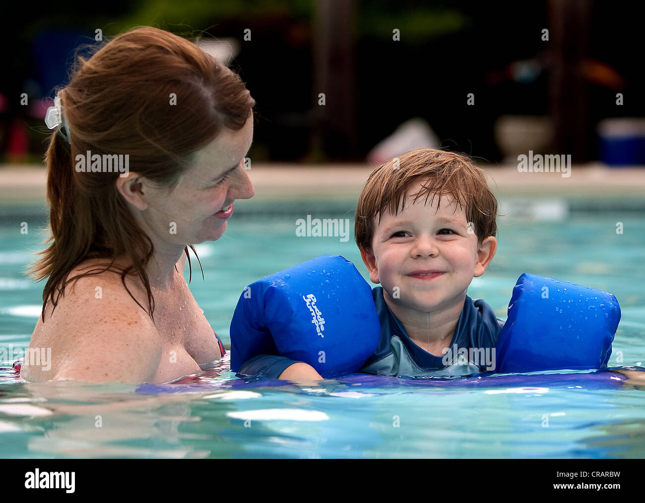 Mutter und Sohn in einem lokalen Pool zu schwimmen. Stockfoto