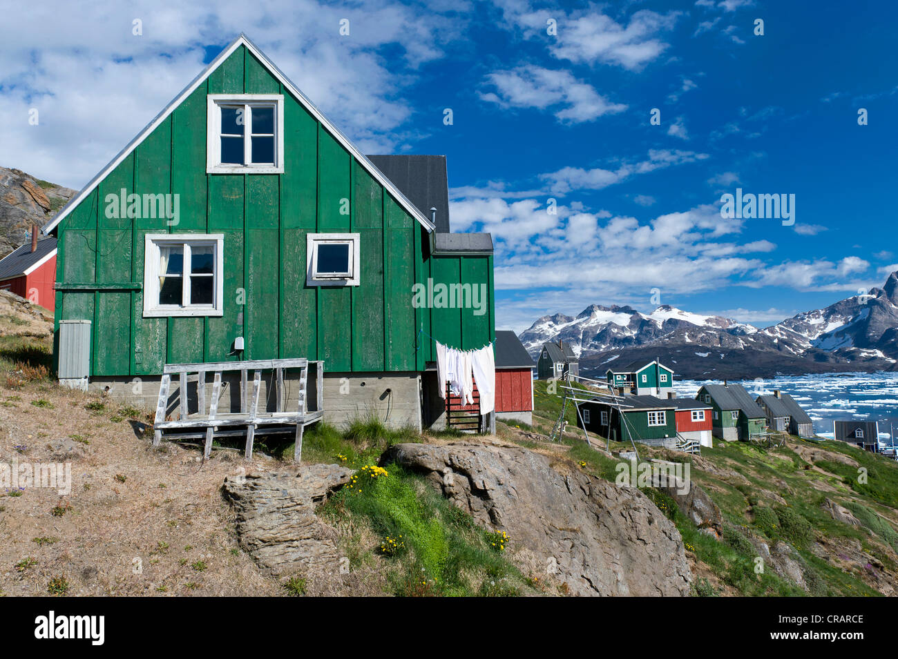 Haus malte in grüner Farbe, Tasiilaq, auch bekannt als Ammassalik, Ostgrönland, Grönland Stockfoto