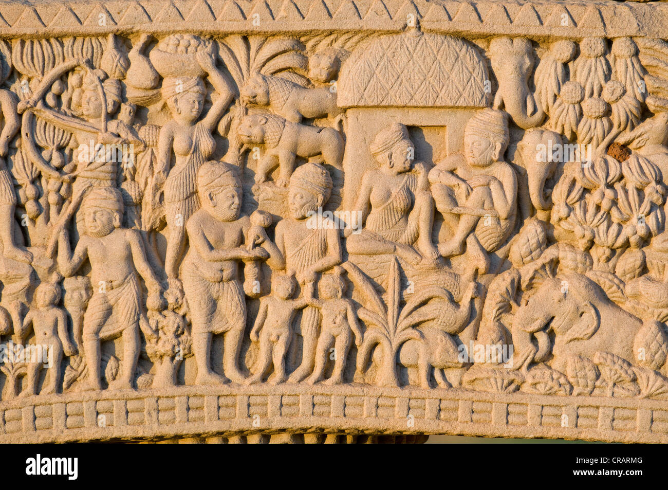 Reliefs mit Szenen aus dem Leben des Buddha, Stupas von Sanchi, UNESCO-Weltkulturerbe, gebaut von König Ashoka, Mauryan Dynastie Stockfoto