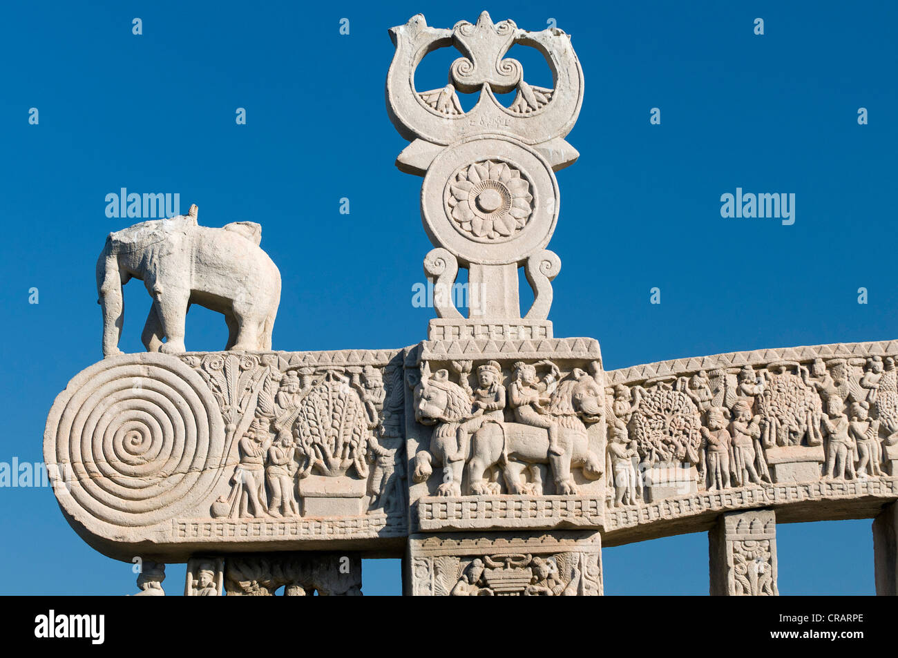 Buddhistische Symbole, Shrivatsa in Triratana über dem Chakra-Rad auf Torana, Stupas von Sanchi, UNESCO-Weltkulturerbe Stockfoto
