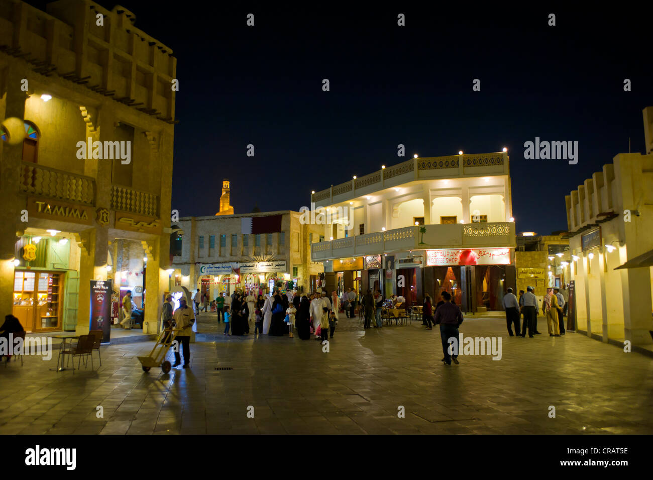 Besucher im renovierten Basar Souq Waqif, Doha, Katar, Arabische Halbinsel, Naher Osten Stockfoto