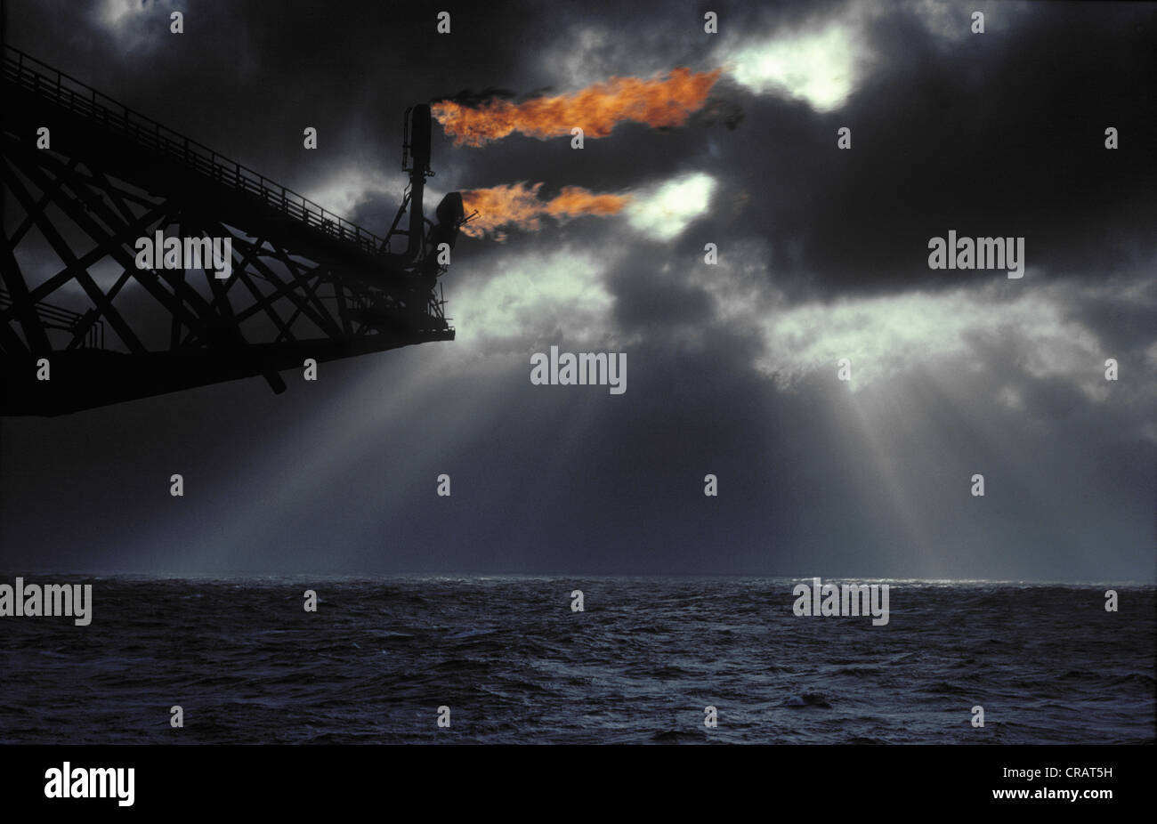 Flarestack gegen kalte grauen Himmel & Meer. Sonnenstrahlen durchbrechen. Stockfoto