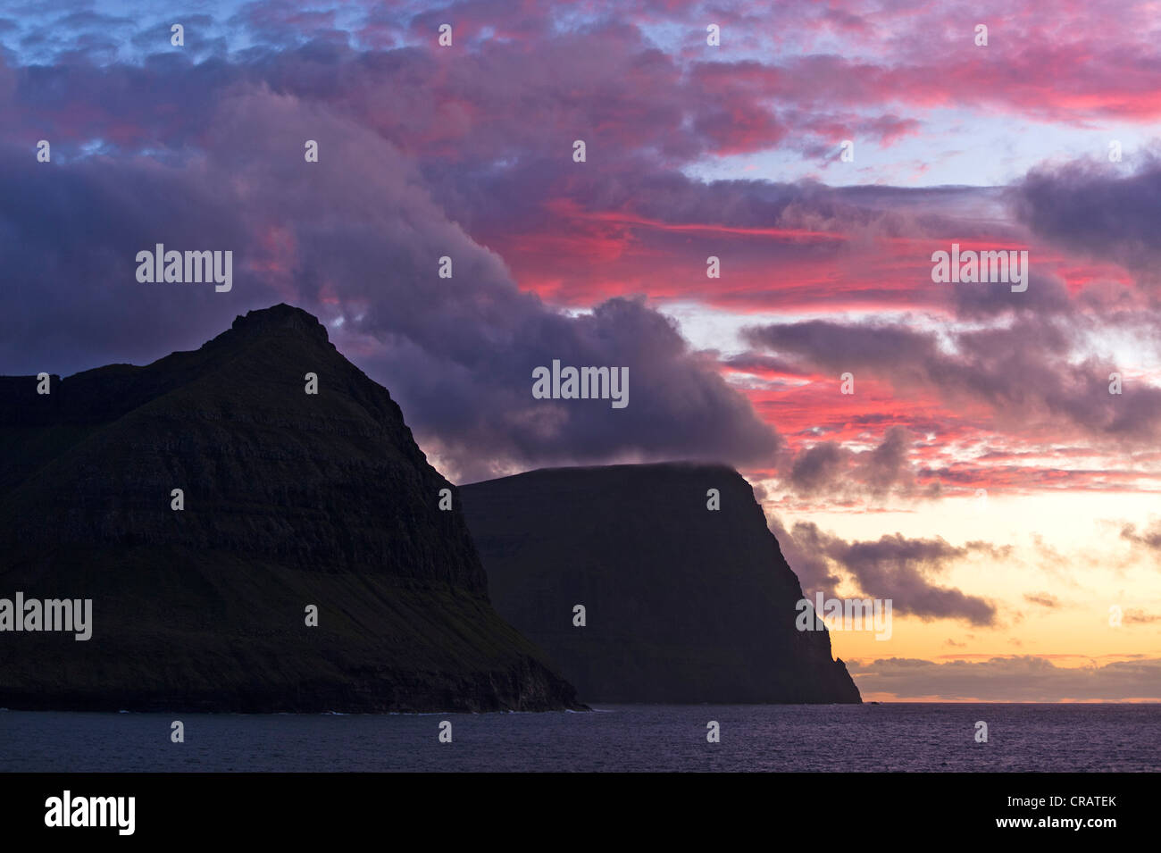 Blick in Richtung Borðoys und Kunoy aus Viðareiði, Viðoy, Färöer Inseln, Nord-Atlantik Stockfoto