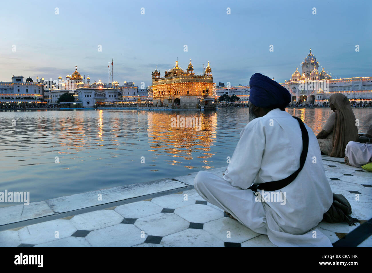Sikhs vor dem Sikh Heiligtum Harmandir Sahib oder goldenen Tempel in