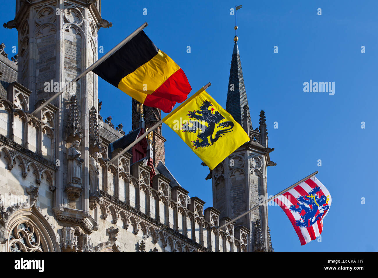 Rathaus mit Fahnen, Schloss quadratisch, alte Stadt Brügge, UNESCO-Weltkulturerbe, West-Flandern, Flandern, Belgien Stockfoto