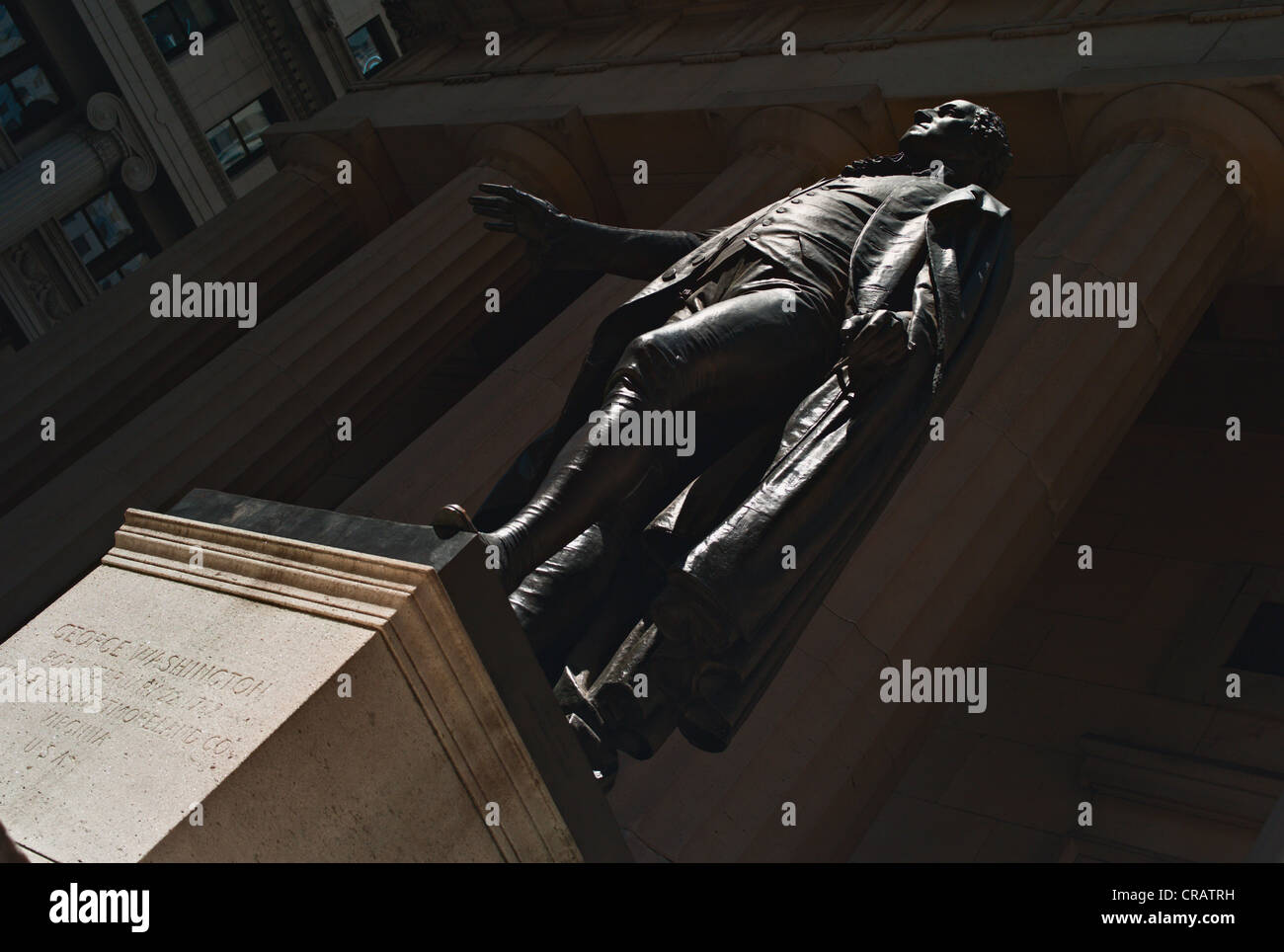 Statue von George Washington, erster Präsident der Vereinigten Staaten, auf Stufen des Federal Hall im unteren Manhattan, New York, NY, USA Stockfoto