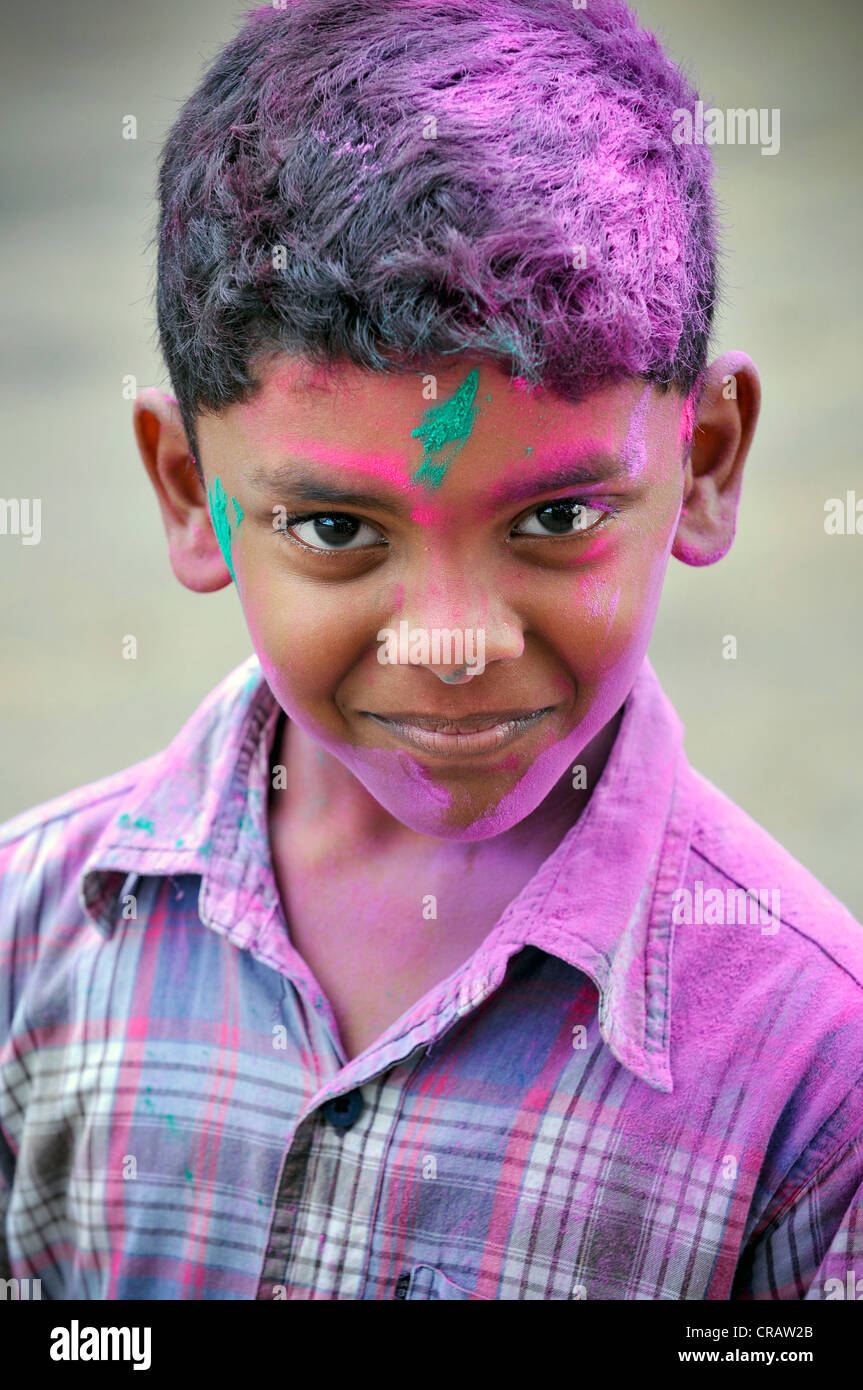 Junge während des Holi-Farbe-Festivals, Terekhol, Goa, Südindien, Indien, Asien Stockfoto