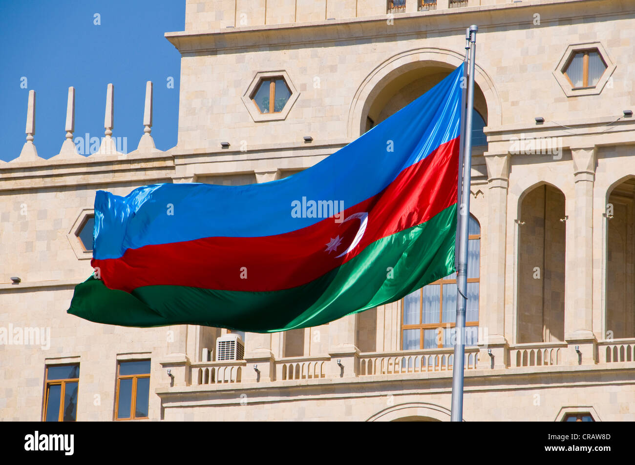 Aserbaidschanische Flagge vor einem Palast, Baku, Aserbaidschan, Nahost Stockfoto