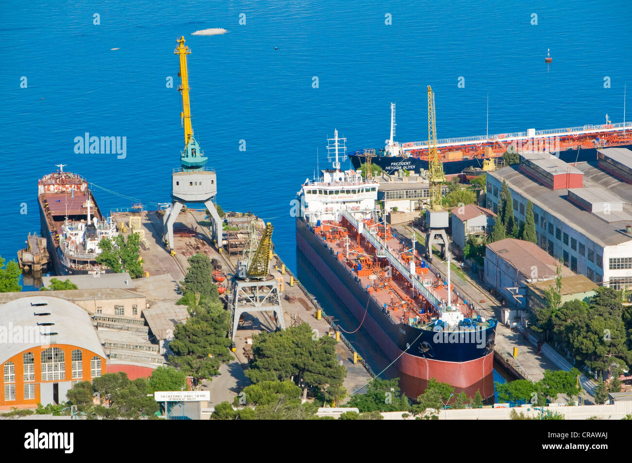 Baku Hafen mit einem Containerschiff, am Kaspischen Meer, Aserbaidschan, Kaukasus, Naher Osten Stockfoto