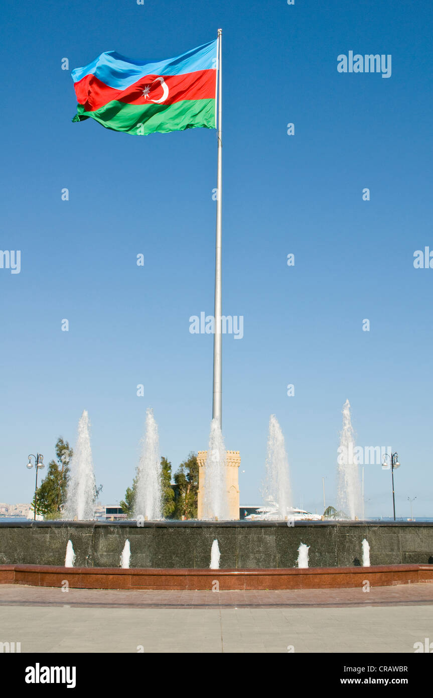 Aserbaidschanische Flagge im Wind in einem Park am Ufer, Baku, Aserbaidschan, Nahost Stockfoto