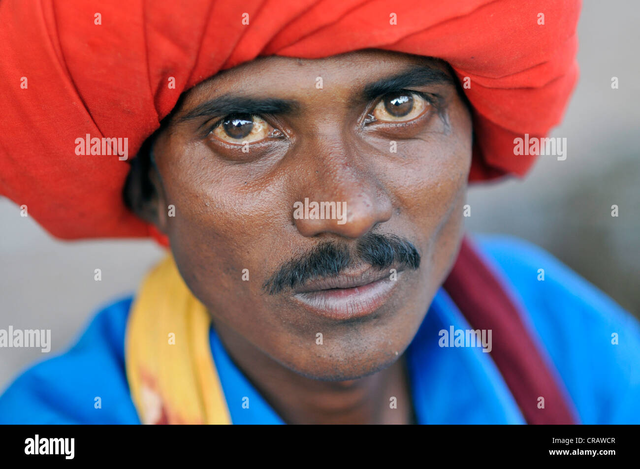 Mann trägt einen roten Turban und ein blaues Hemd, Mandu, Madhya Pradesh, Indien, Asien Stockfoto