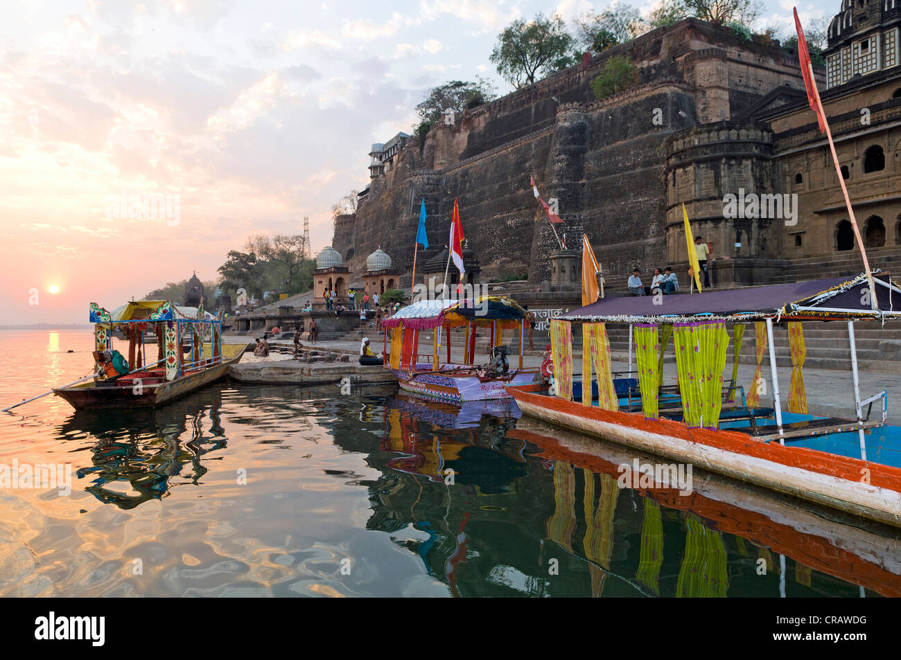 Boote von der Ghats Heilige Treppe, Narmada Fluss, Maheshwar, Madhya Pradesh, Indien, Asien Stockfoto
