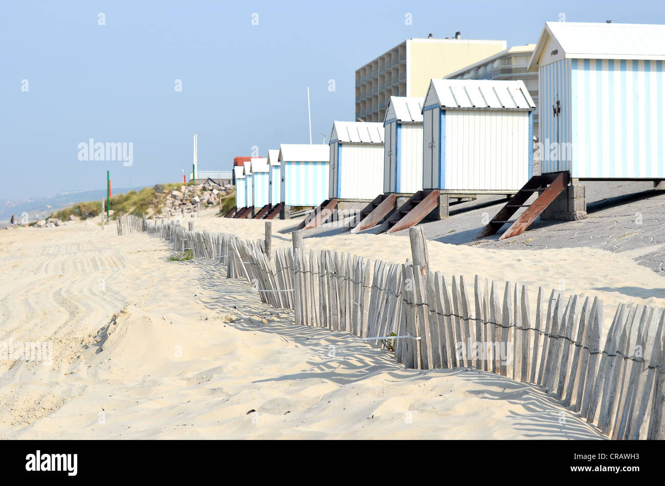 Eine Reihe von attraktiven Strandhütten am Hardelot, Le Touquet, Frankreich Stockfoto