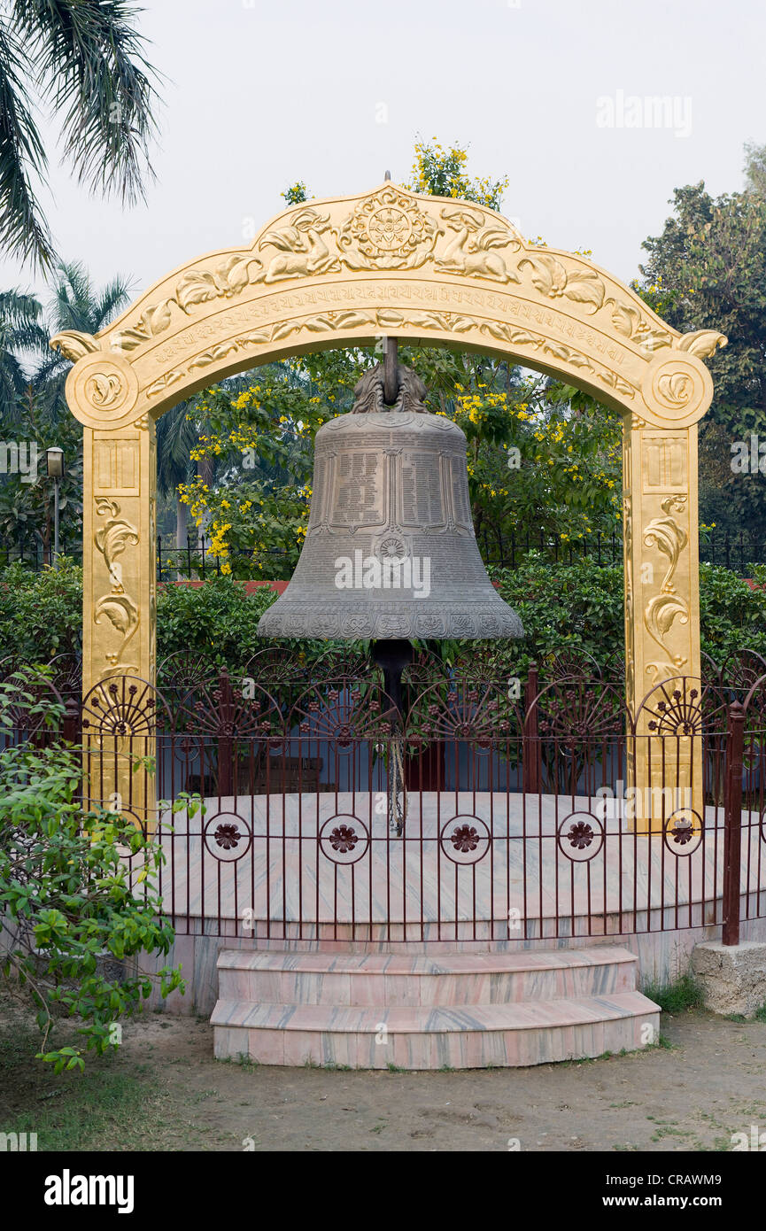 Glocke für den Weltfrieden, buddhistischen Heiligen Ort Sarnath, Uttar Pradesh, Indien, Asien Stockfoto