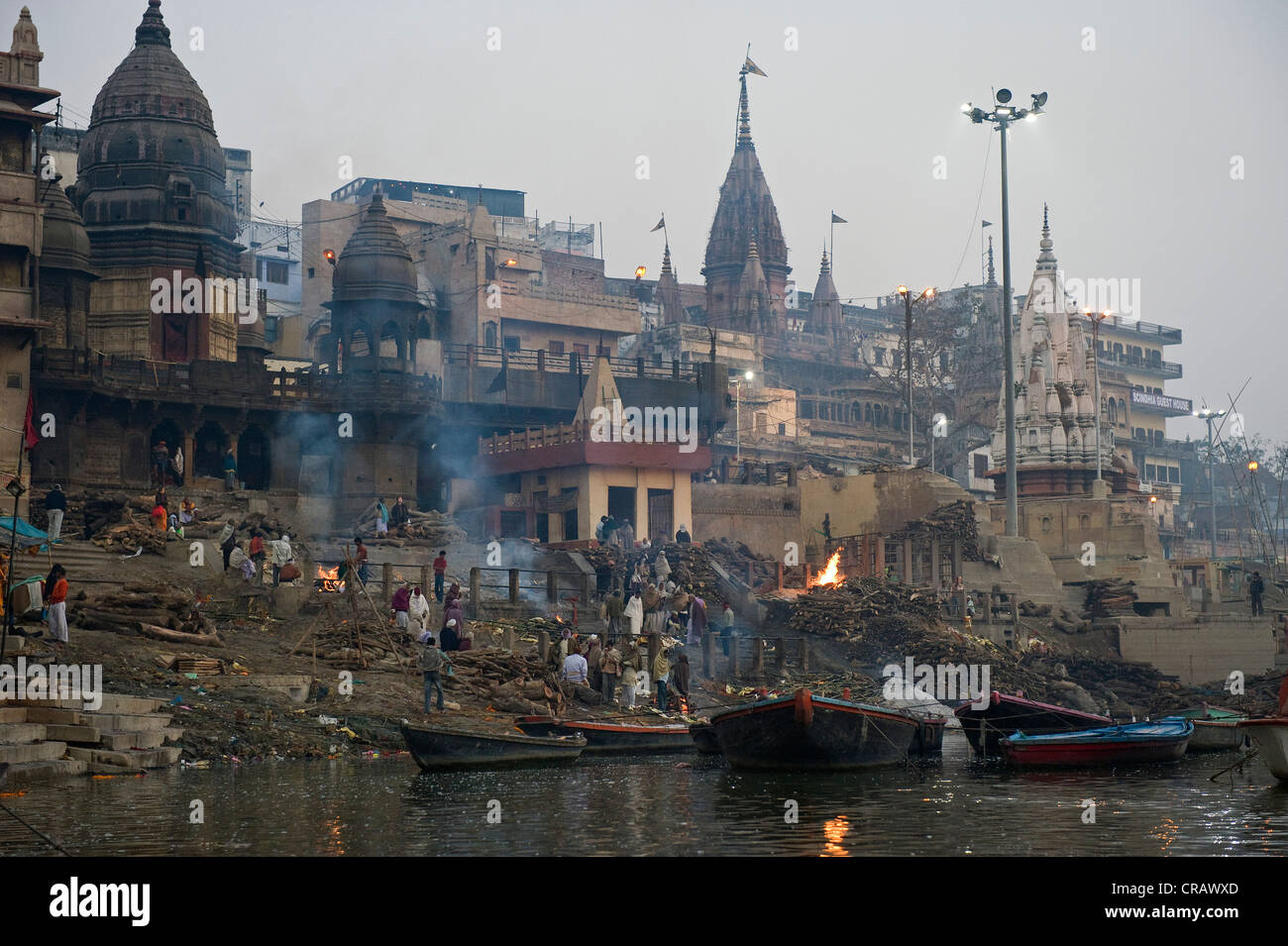 Feuerbestattungen an der Manikarnika Ghat Heilige Treppe auf dem Ganges Fluß, Varanasi, Uttar Pradesh, Indien, Asien Stockfoto