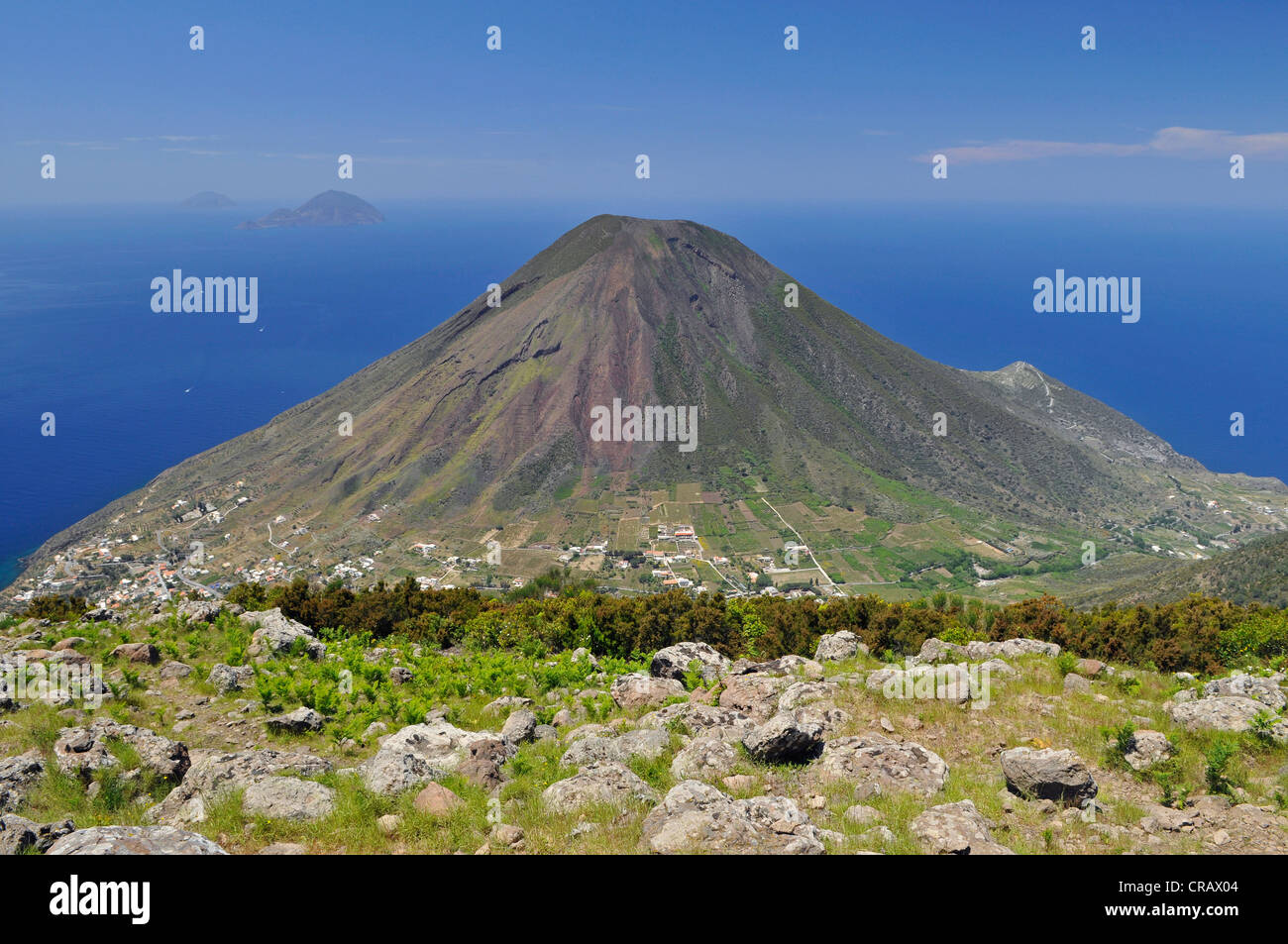 Vulkan auf der Insel Salina, in den hinteren Filicudi und Alicudi Inseln, Äolischen Inseln, Sizilien, Süditalien, Italien, Europa Stockfoto