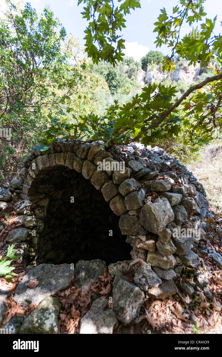 Alte steinerne Brunnen in den Bergen von Kreta in der Nähe von Gavalochori Stockfoto