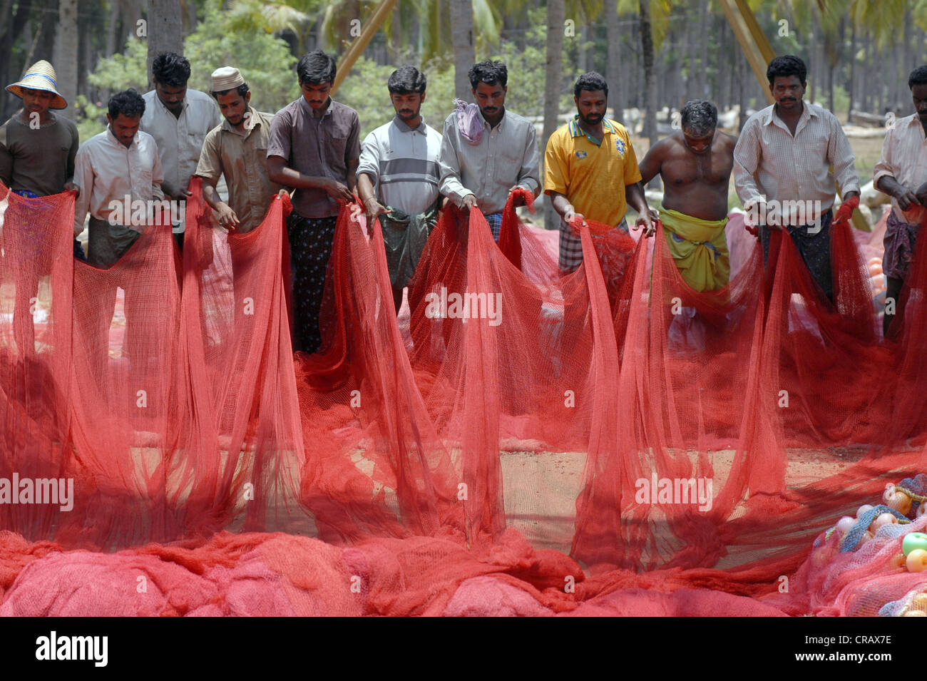 Fischer mit roten Netto in Kasargod, Kerala, Südindien, Indien, Asien Stockfoto