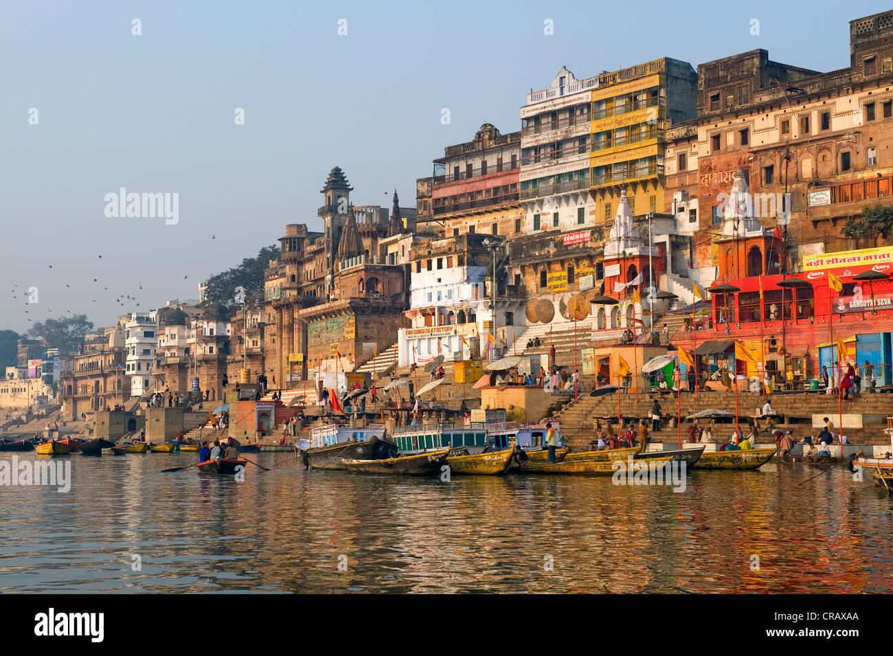 Ghats oder Heilige Schritte von Varanasi, Ganges, Uttar Pradesh, Indien, Asien Stockfoto