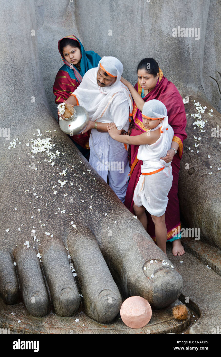 Jain Pilger vor der monolithische Statue von den Jain Heiliger Gomateshwara, Indragiri Hill, Sravanabelagola, Hassan district Stockfoto