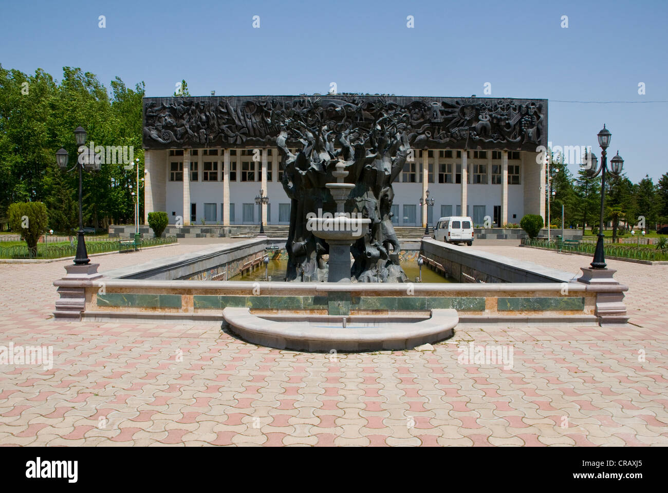 Denkmal in einem Brunnen aus der Sowjet-Ära, in der Nähe von Kutaissi, Georgien, Kaukasus, Naher Osten Stockfoto