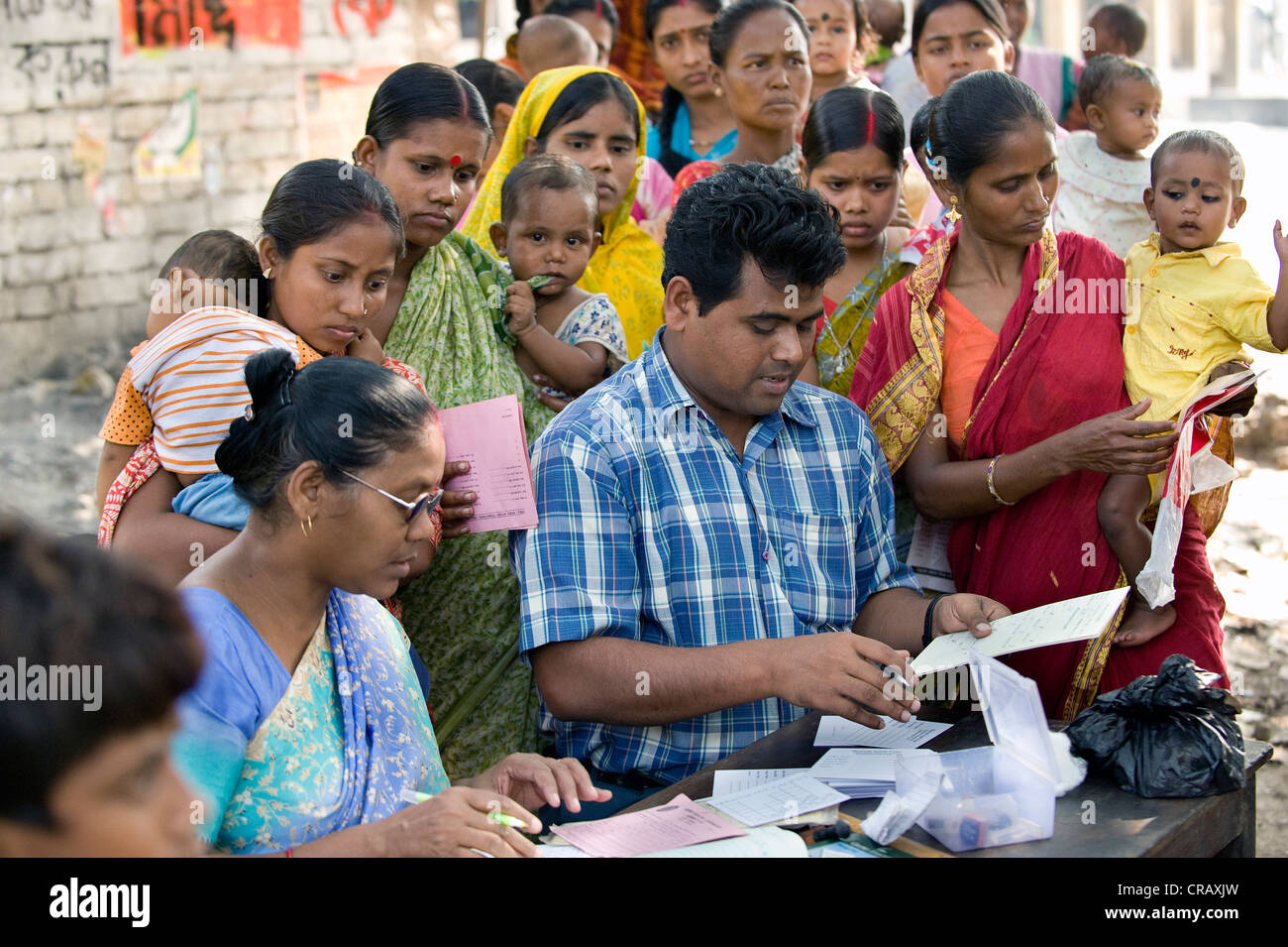 Frauen mit ihren Kindern, Impfkampagne für Kinder durch die deutschen Ärzte für die dritte Welt in Kalkutta, Indien Stockfoto
