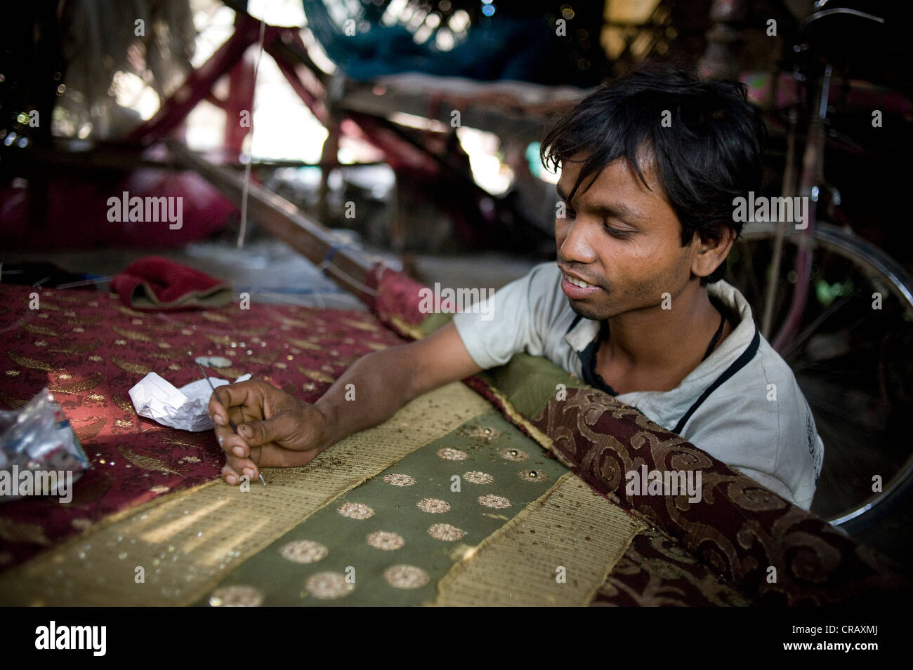 Hausindustrie, Mann Sticken ein Stück Stoff mit Pailletten, Calcutta, Kolkata, Westbengalen, Indien, Asien Stockfoto