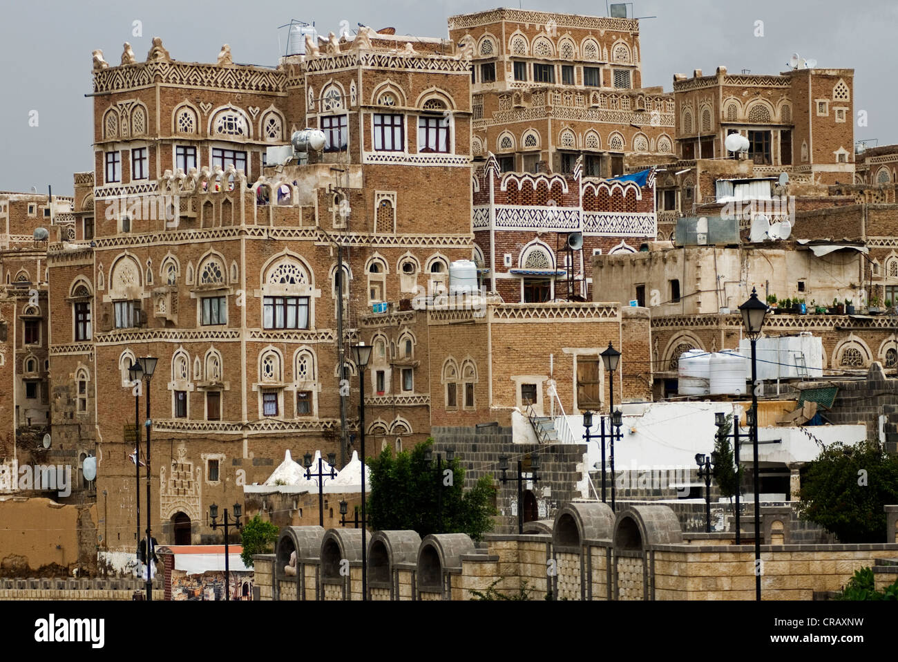 Ansicht der traditionellen Architektur in der Altstadt von Sana ' a, ein UNESCO-Weltkulturerbe. Stockfoto