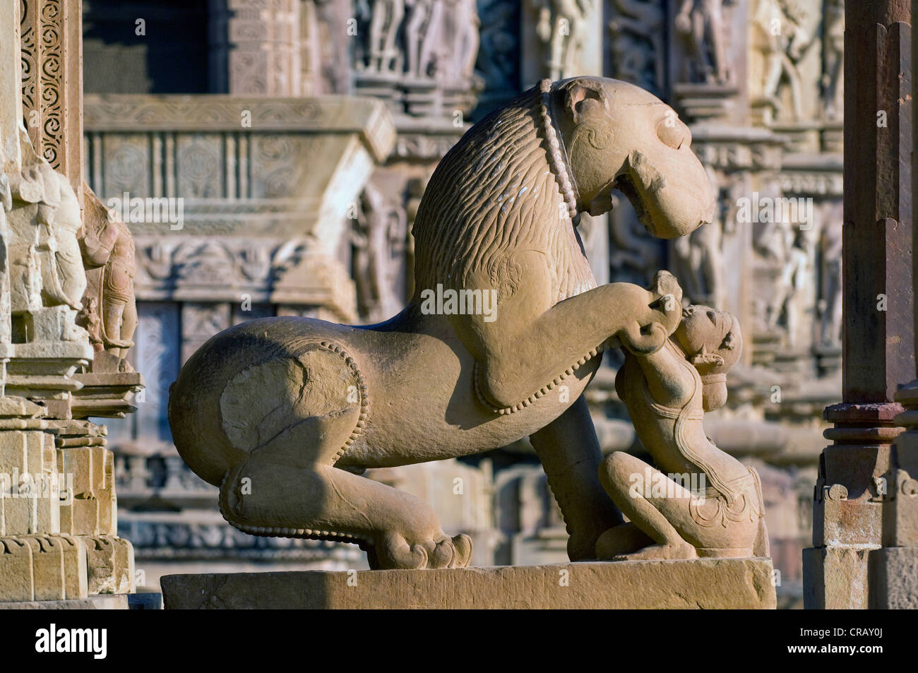 Skulptur von ein Fabelwesen, Khajuraho Gruppe von Denkmälern, UNESCO-Weltkulturerbe, Madhya Pradesh, Indien, Asien Stockfoto