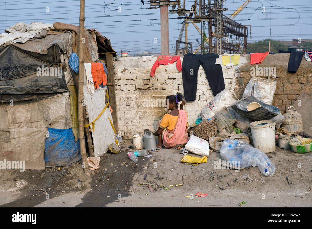 Slum neben der Bahnlinie Shibpur Bezirk, Howrah, Kalkutta, Westbengalen, Indien, Asien Stockfoto