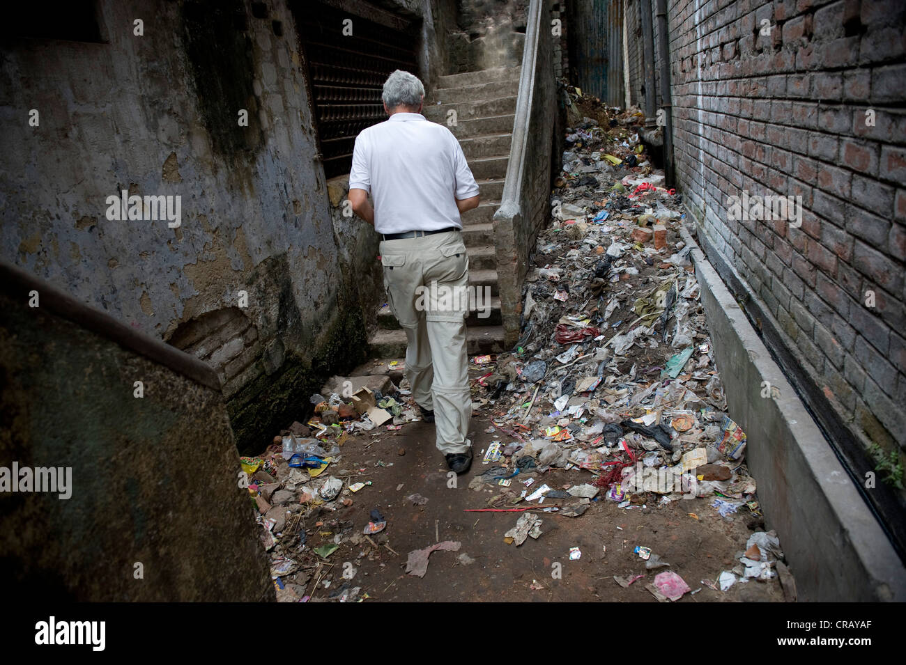 Deutscher Arzt von der Hilfsorganisation Deutsch Ärzte für die dritte Welt macht einen Hausbesuch in einer Gasse Stockfoto