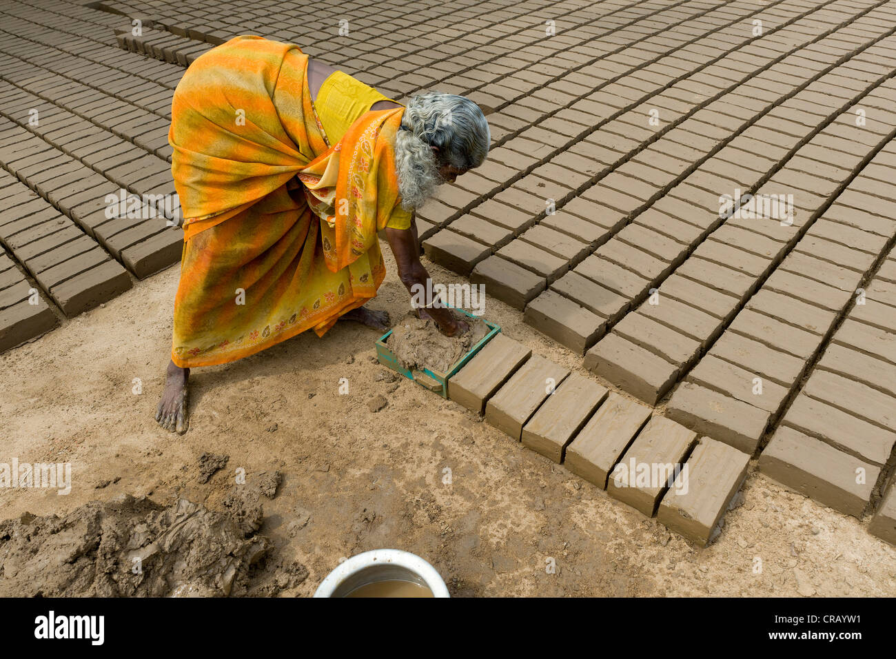 Herstellung von Lehmziegeln, Neloor Maravappalayam, in der Nähe von Karur, Tamil Nadu, Indien, Asien Stockfoto
