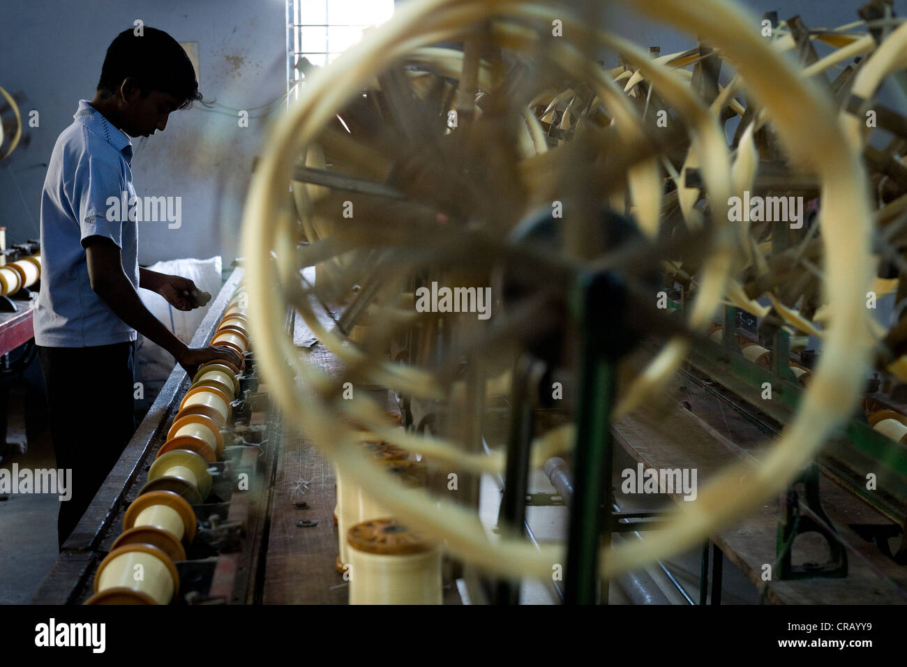 Kind Arbeiter in ein Moskitonetz Fabrik, Karur, Tamil Nadu, Indien, Asien Stockfoto
