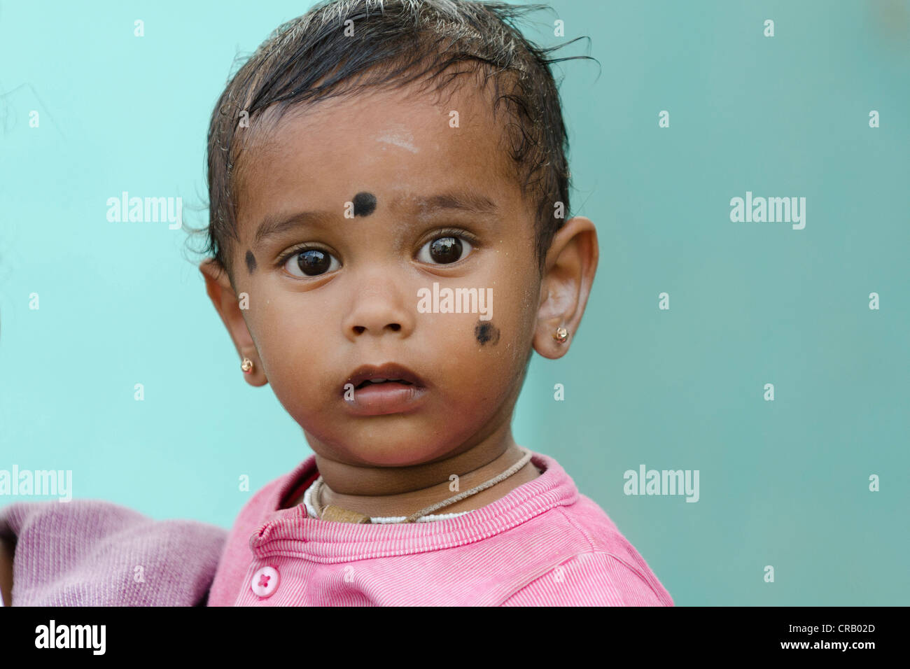 Kleinkind mit Bindi oder Punkt auf der Stirn, Karur, Tamil Nadu, Indien, Asien Stockfoto