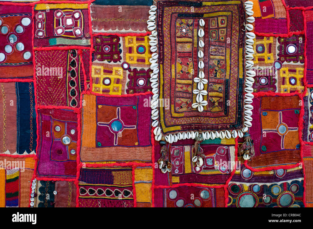 Indische Wandteppich mit Kauri-Muscheln, Jodhpur, Rajasthan, Indien, Asien Stockfoto