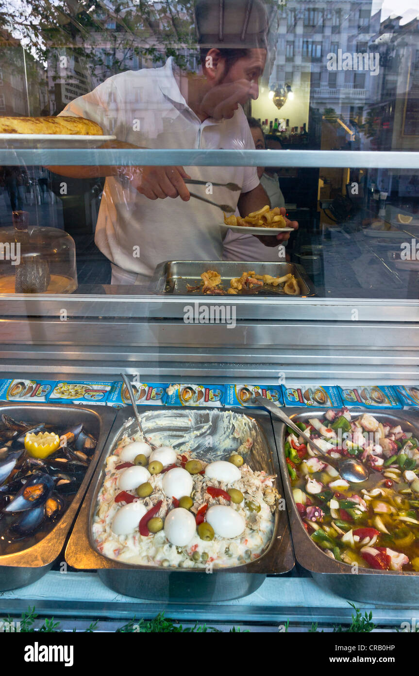 Eine Vielzahl von Fischgerichten, gesehen durch das Fenster einer Tapas Bar in der Plaza de Santa Ana Zentrum von Madrid. Spanien Stockfoto