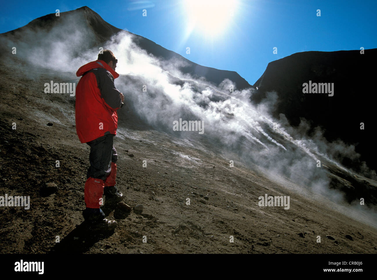 Wanderer im Bereich Geothermie auf dem Vulkan Askja, Viti Krater Hochland von Island, Island, Europa Stockfoto