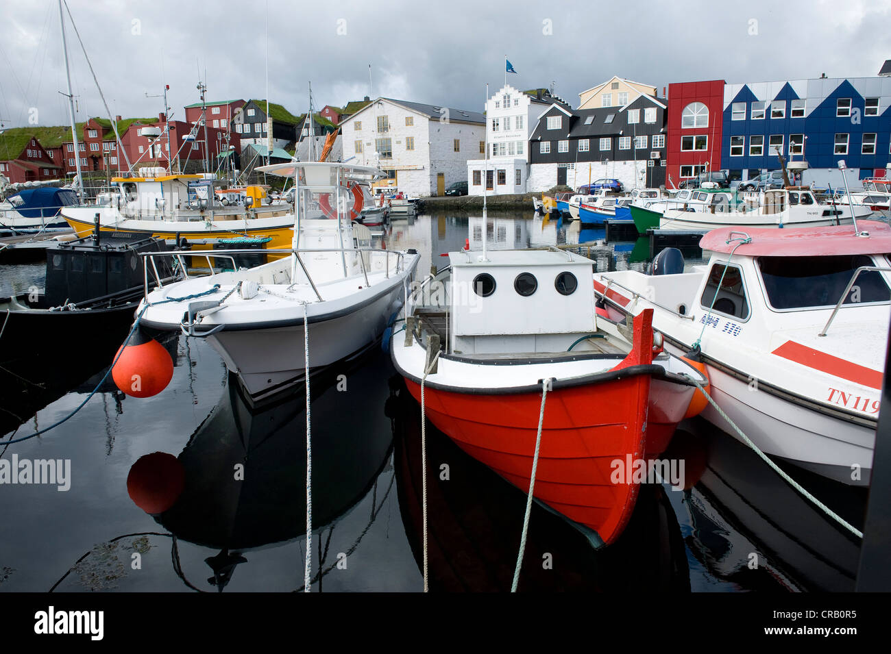 Boote im Hafen von Tórshavn, Streymoy Island, Färöer Inseln, Nord-Atlantik Stockfoto