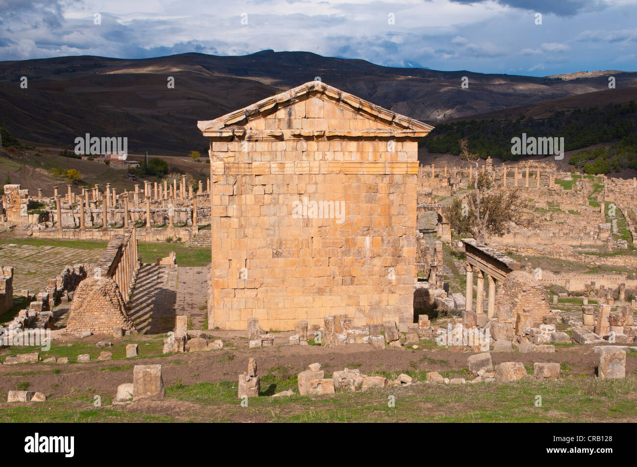 Tempel des Septimius Severus, die römischen Ruinen von Djemila, UNESCO-Weltkulturerbe, Kabylie, Algerien, Afrika Stockfoto