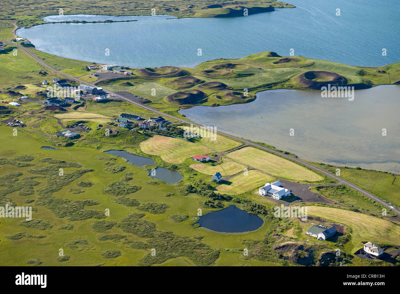 Luftbild, Pseudo-Krater und Bauernhöfe am See Mývatn, North Island, Island, Europa Stockfoto