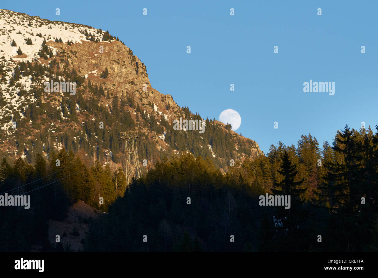 Zunehmender Mond über dem Nebelhorn Gipfel Stockfoto