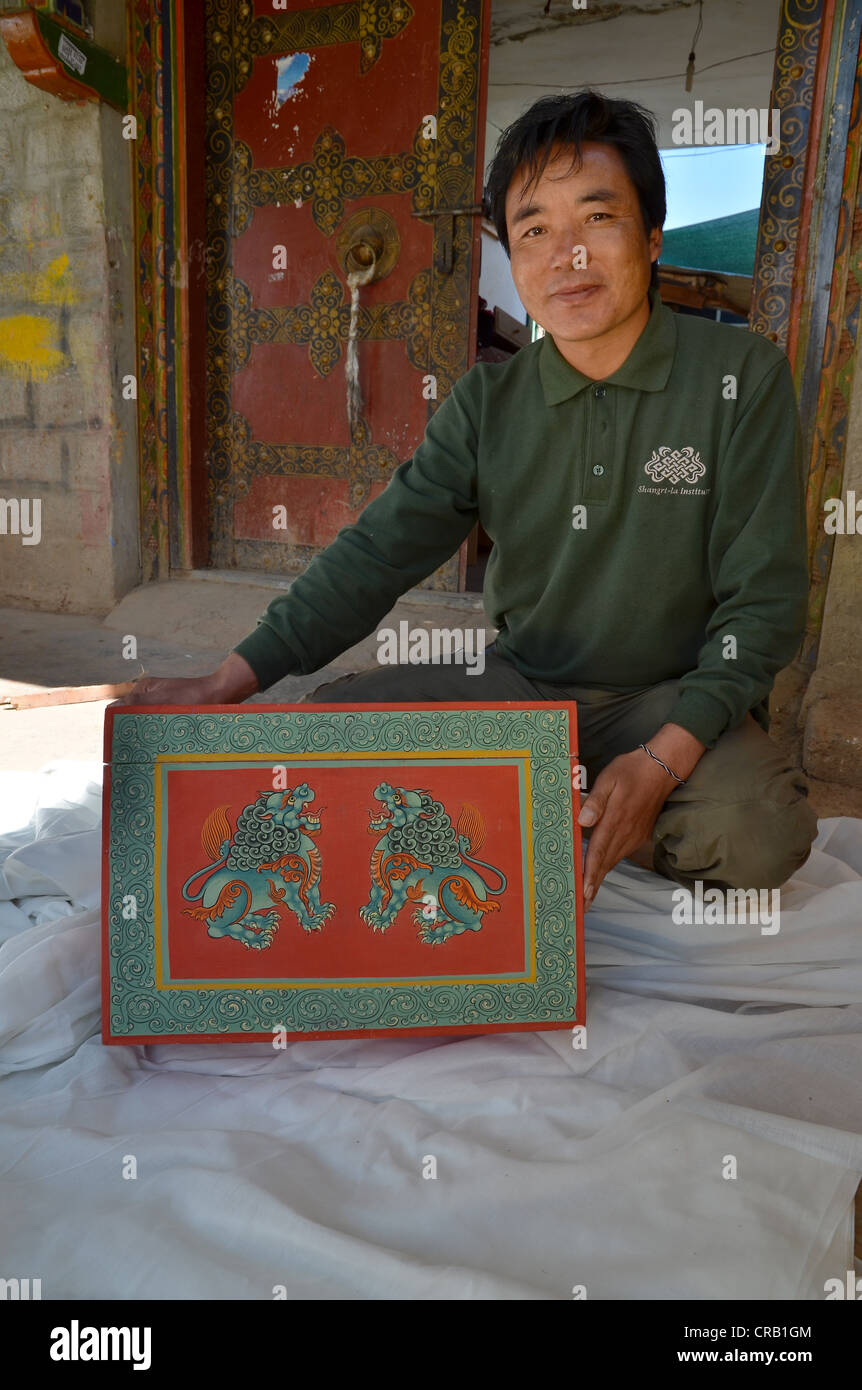 Tibetische Handwerk, Tischler, Holzkünstler mit tibetischen Holzkiste mit Lack Bilder, Darstellung der mystischen Drachen Stockfoto