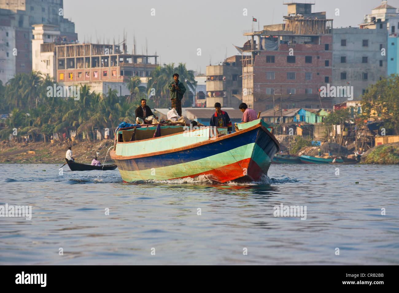 Beladene Barge im geschäftigen Hafen von Dhaka, Bangladesch, Asien Stockfoto
