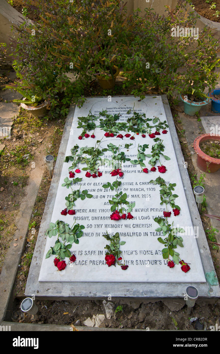 Grabsteine auf dem Hof der armenischen Kirche in Dhaka, Bangladesch, Asien Stockfoto