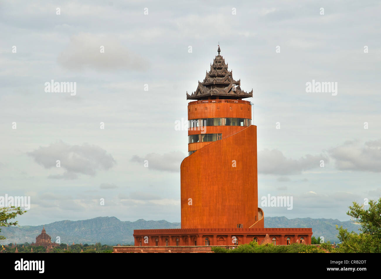 Neue moderne Aussichtsturm der Militärregierung aus Beton in einer Pagode Stil, Bagan, Myanmar, Burma gebaut Stockfoto