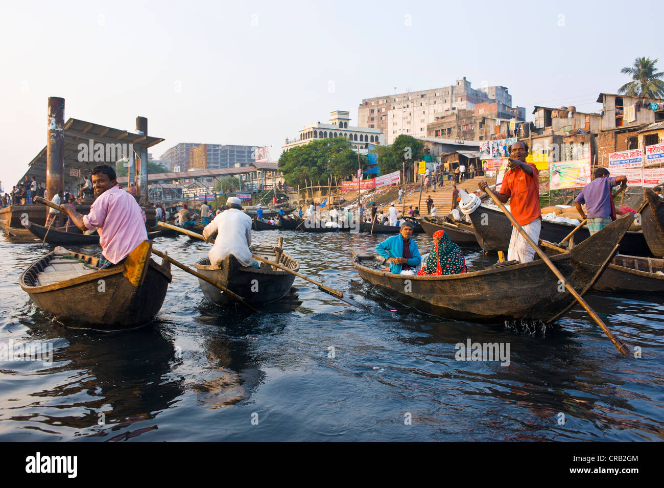 Ruderboote in den geschäftigen Hafen von Dhaka, Bangladesch, Asien Stockfoto