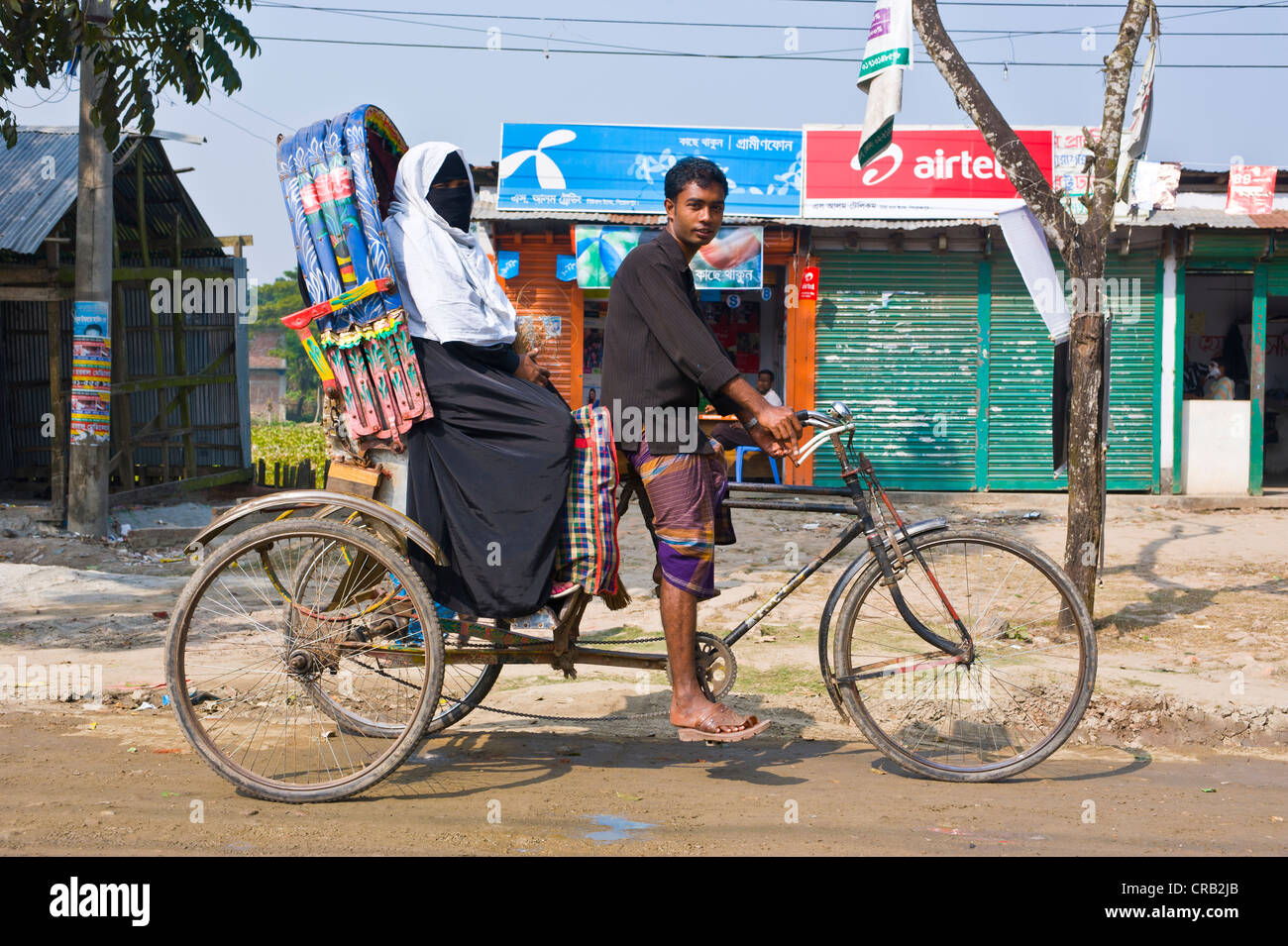 Rikscha mit Fahrer und Beifahrer, Bangladesch, Asien Stockfoto
